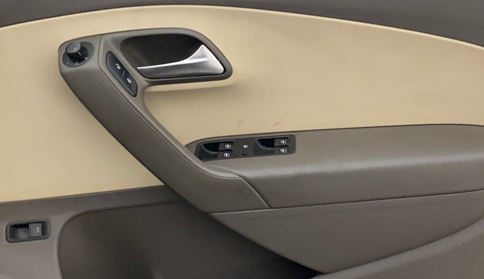 2015 Volkswagen Vento HIGHLINE 1.6 MPI, Petrol, Manual, 71,482 km, Driver Side Door Panels Control