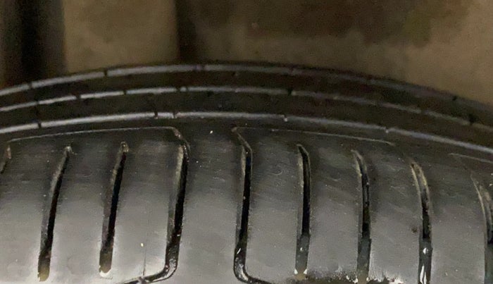 2015 Volkswagen Vento HIGHLINE 1.6 MPI, Petrol, Manual, 71,482 km, Right Rear Tyre Tread