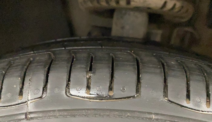 2015 Volkswagen Vento HIGHLINE 1.6 MPI, Petrol, Manual, 71,482 km, Left Front Tyre Tread