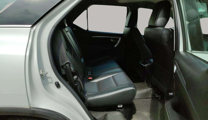 2023 Toyota Fortuner 4X2 AT 2.8 DIESEL, Diesel, Automatic, 13,228 km, Right Side Rear Door Cabin