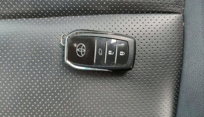 2023 Toyota Fortuner 4X2 AT 2.8 DIESEL, Diesel, Automatic, 13,228 km, Key Close Up