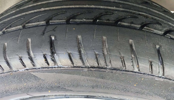 2013 Honda Brio S MT, Petrol, Manual, 96,418 km, Right Rear Tyre Tread