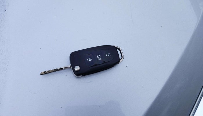 2018 Tata Tiago XT PETROL, Petrol, Manual, 1,06,040 km, Key Close Up