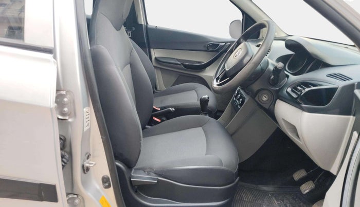 2018 Tata Tiago XT PETROL, Petrol, Manual, 1,06,040 km, Right Side Front Door Cabin