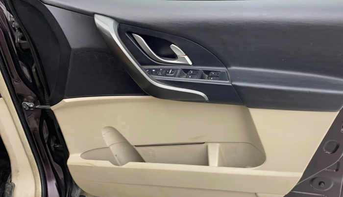 2017 Mahindra XUV500 W6, Diesel, Manual, 82,774 km, Driver Side Door Panels Control