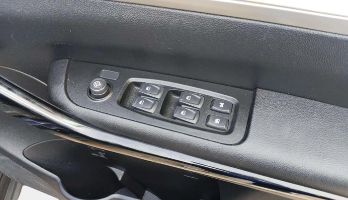 2022 Mahindra XUV700 AX 5 D AT 7 STR, Diesel, Automatic, 39,241 km, Driver Side Door Panels Control