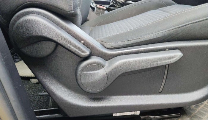 2022 Mahindra XUV700 AX 5 D AT 7 STR, Diesel, Automatic, 39,241 km, Driver Side Adjustment Panel
