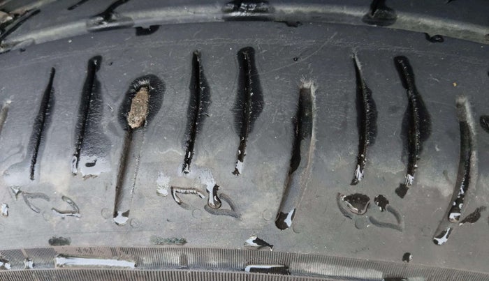 2022 Mahindra XUV700 AX 5 D AT 7 STR, Diesel, Automatic, 39,241 km, Right Front Tyre Tread