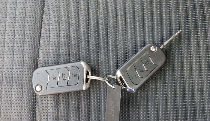 2022 Mahindra XUV700 AX 5 D AT 7 STR, Diesel, Automatic, 39,241 km, Key Close Up