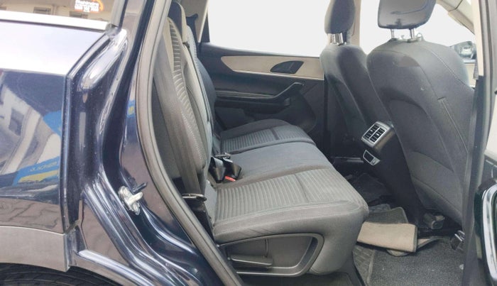 2022 Mahindra XUV700 AX 5 D AT 7 STR, Diesel, Automatic, 39,241 km, Right Side Rear Door Cabin