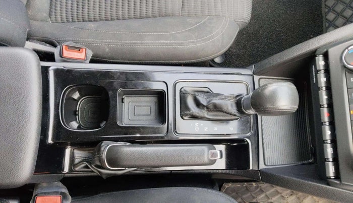 2022 Mahindra XUV700 AX 5 D AT 7 STR, Diesel, Automatic, 39,241 km, Gear Lever