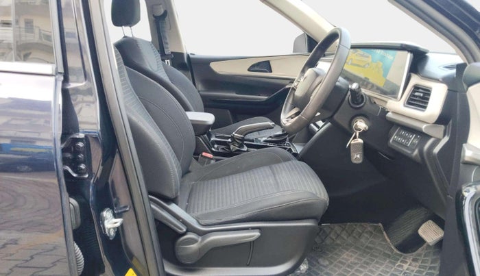 2022 Mahindra XUV700 AX 5 D AT 7 STR, Diesel, Automatic, 39,241 km, Right Side Front Door Cabin