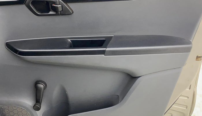 2018 Mahindra KUV 100 NXT K2 P 6 STR, Petrol, Manual, 38,892 km, Driver Side Door Panels Control