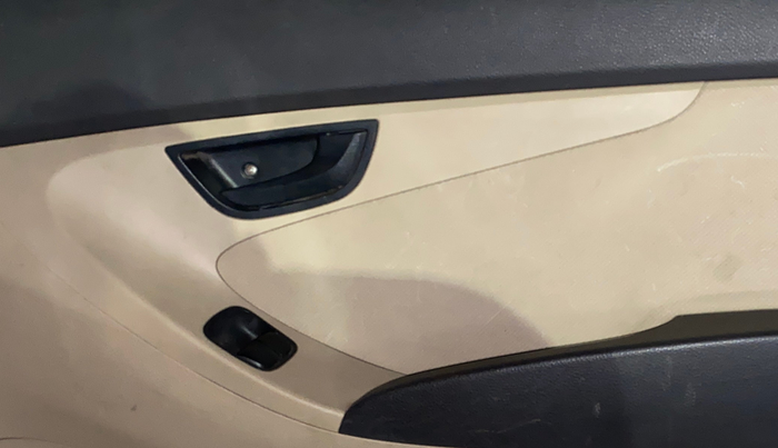 2015 Hyundai Eon ERA +, CNG, Manual, 90,766 km, Driver Side Door Panels Control