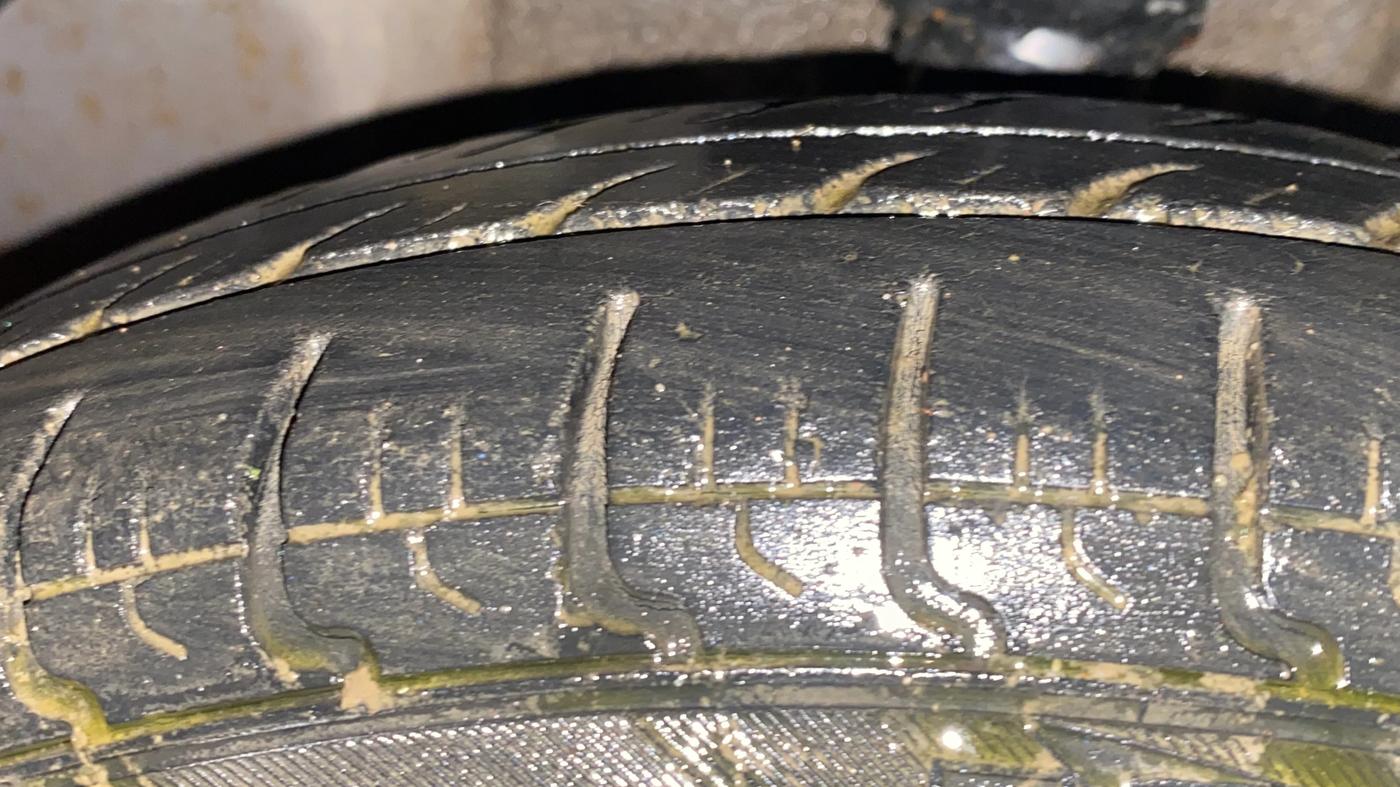 2015 Hyundai Eon ERA +, CNG, Manual, 90,881 km, Left Front Tyre Tread