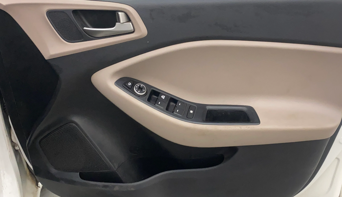 2016 Hyundai Elite i20 SPORTZ 1.2, Petrol, Manual, 1,05,342 km, Driver Side Door Panels Control