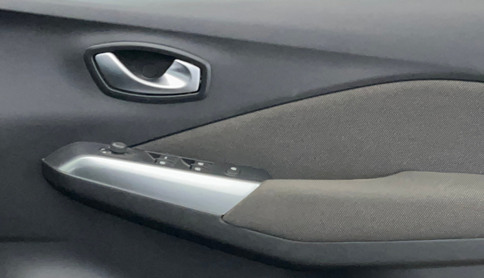 2020 Nissan Kicks XV TURBO 1.3 CVT, Petrol, Automatic, 37,215 km, Driver Side Door Panels Control