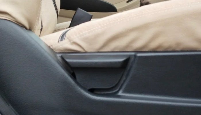 2017 Hyundai Eon MAGNA +, Petrol, Manual, 33,978 km, Driver Side Adjustment Panel