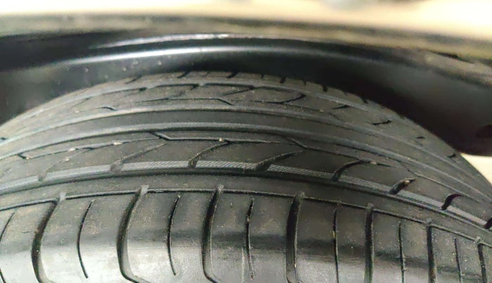 2021 Toyota Innova Crysta 2.4 GX AT 7 STR, Diesel, Automatic, 1,18,668 km, Left Front Tyre Tread