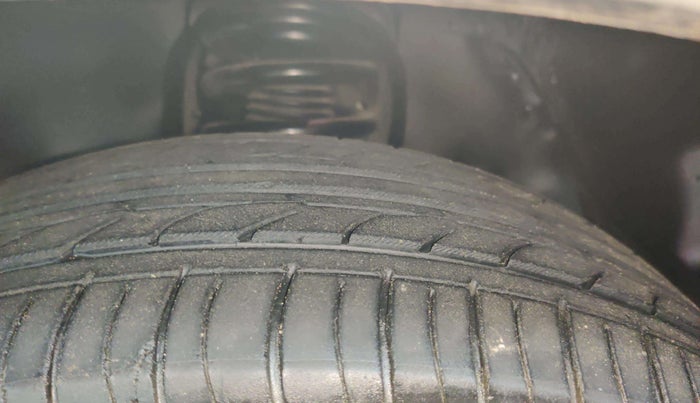 2021 Toyota Innova Crysta 2.4 GX AT 7 STR, Diesel, Automatic, 1,18,668 km, Right Front Tyre Tread