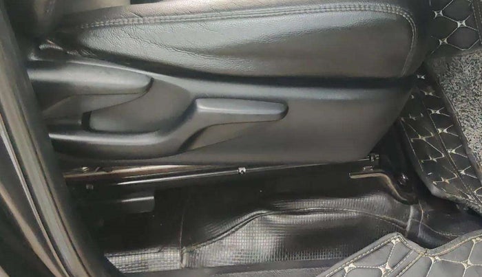 2021 Toyota Innova Crysta 2.4 GX AT 7 STR, Diesel, Automatic, 1,18,668 km, Driver Side Adjustment Panel