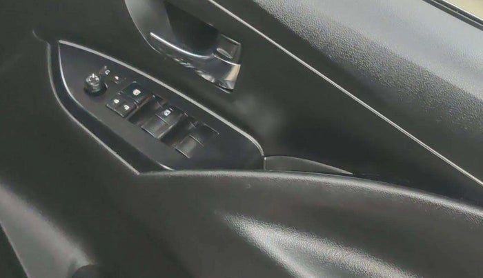 2021 Toyota Innova Crysta 2.4 GX AT 7 STR, Diesel, Automatic, 1,18,668 km, Driver Side Door Panels Control
