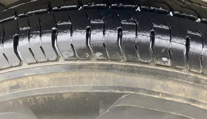 2017 Maruti Eeco 5 STR WITH A/C+HTR, CNG, Manual, 57,736 km, Right Front Tyre Tread