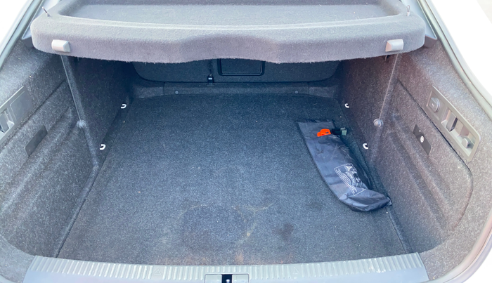 2018 Skoda Superb L&K 1.8 TSI AT, Petrol, Automatic, 82,308 km, Boot Inside