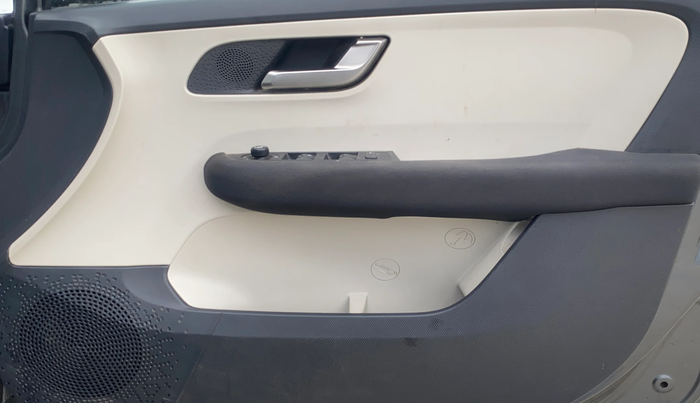 2022 Tata ALTROZ XZ PETROL, Petrol, Manual, 29,714 km, Driver Side Door Panels Control