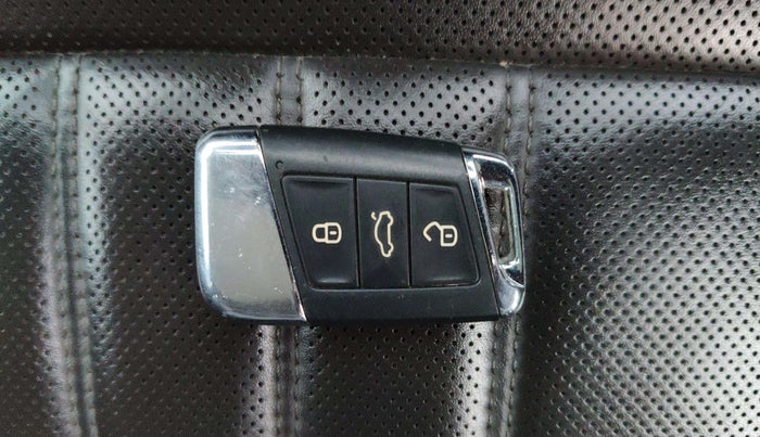 2019 Skoda Superb L&K 2.0 TDI AT, Diesel, Automatic, 85,812 km, Key Close Up