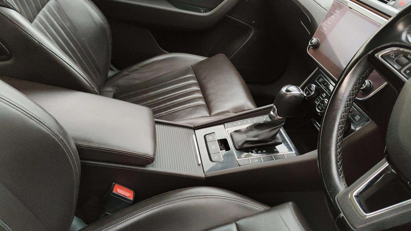 2019 Skoda Superb L&K 2.0 TDI AT, Diesel, Automatic, 85,812 km, Gear Lever