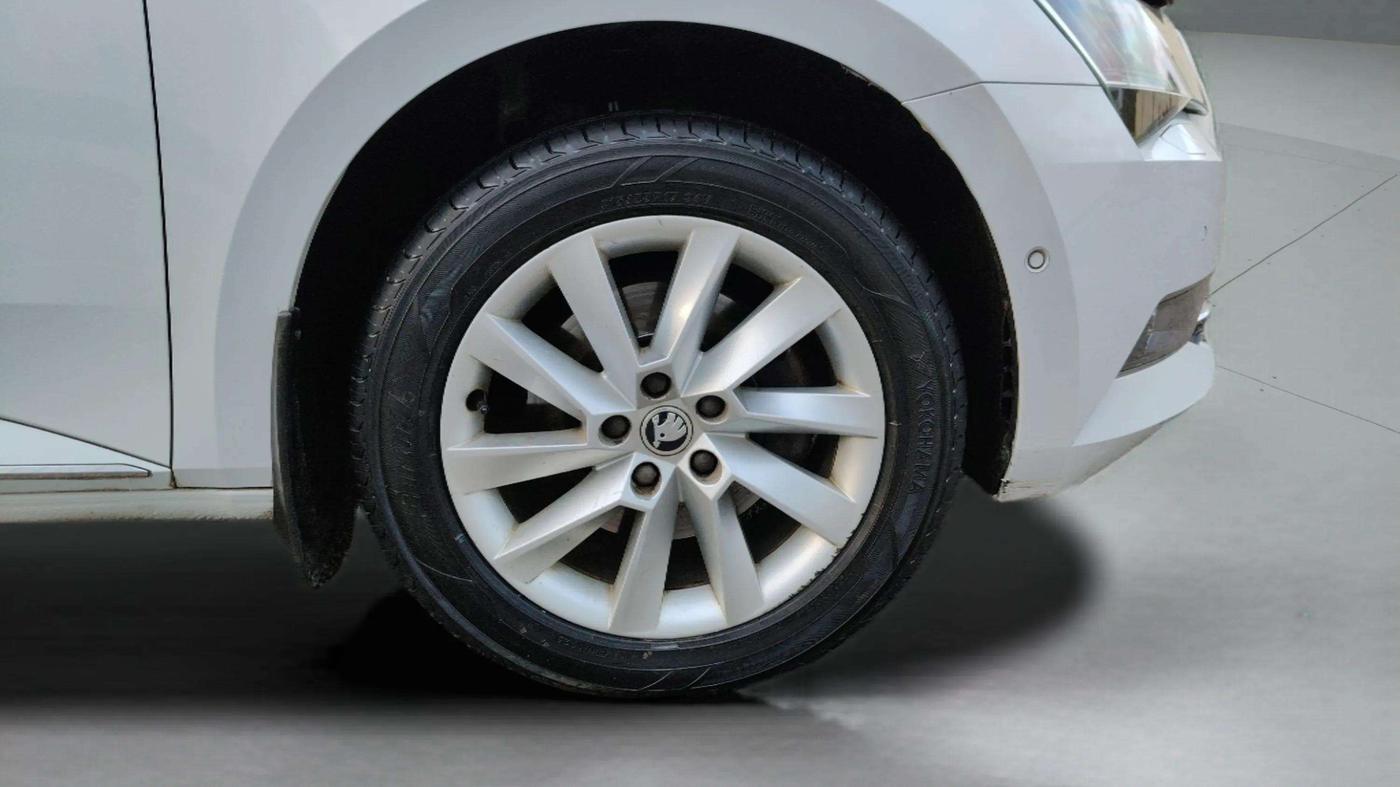 2019 Skoda Superb L&K 2.0 TDI AT, Diesel, Automatic, 85,812 km, Right Front Wheel