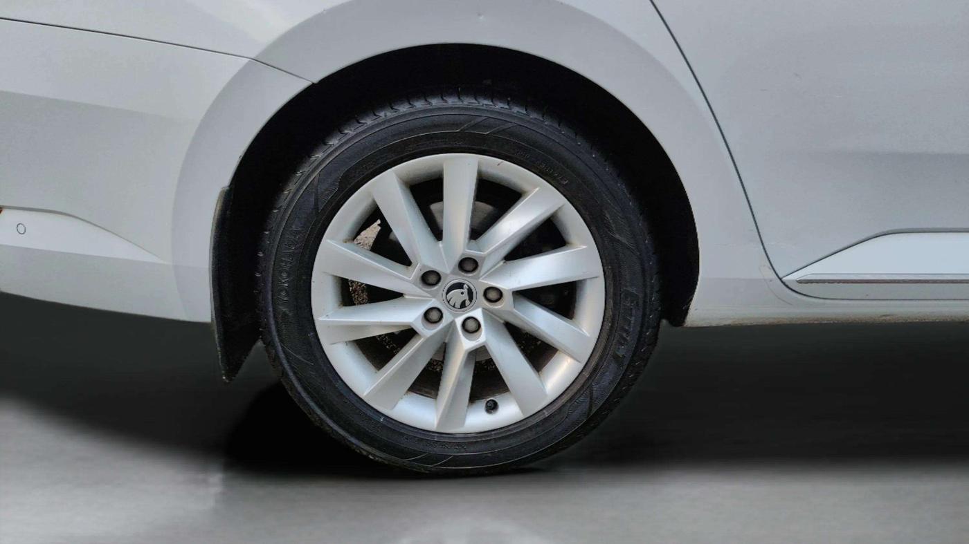 2019 Skoda Superb L&K 2.0 TDI AT, Diesel, Automatic, 85,812 km, Right Rear Wheel