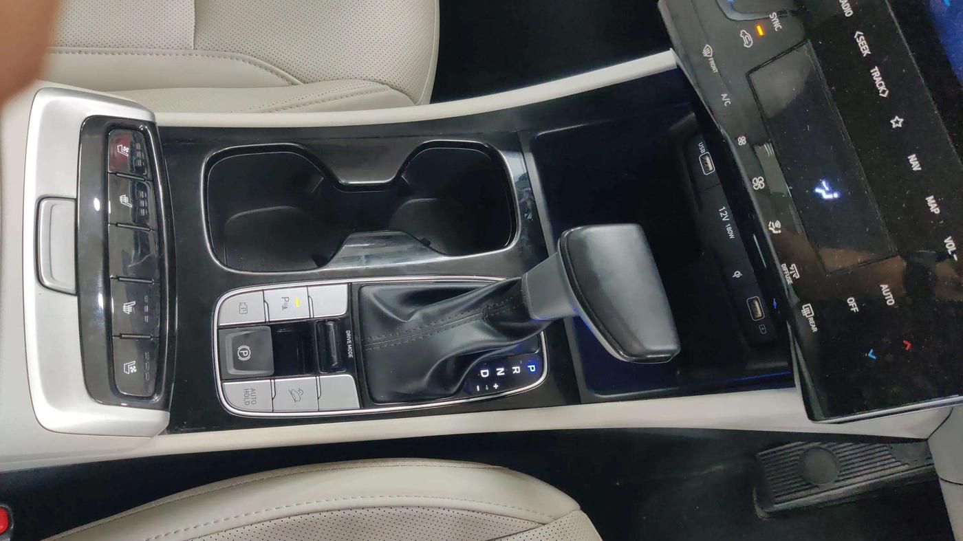 2023 Hyundai Tucson SIGNATURE 2.0 AT PETROL, Petrol, Automatic, 15,926 km, Gear Lever