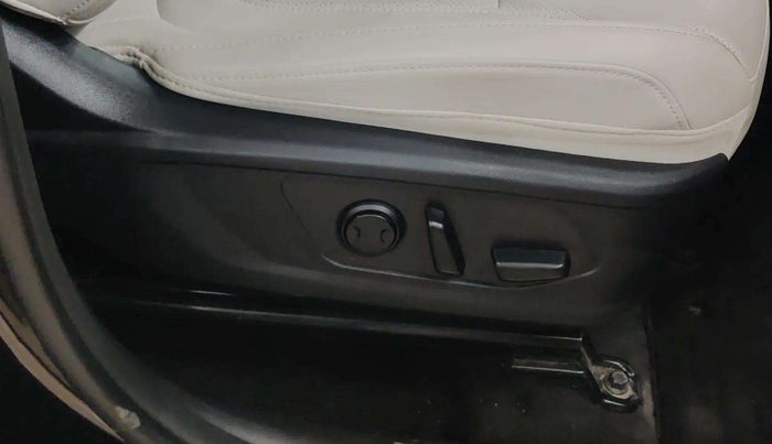 2023 Hyundai Tucson SIGNATURE 2.0 AT PETROL, Petrol, Automatic, 15,926 km, Driver Side Adjustment Panel