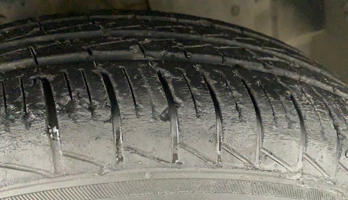 2019 Renault TRIBER RXT, Petrol, Manual, 24,777 km, Right Front Tyre Tread