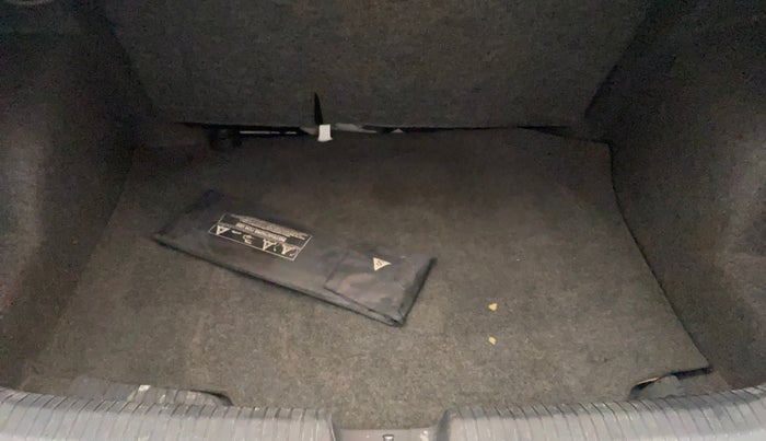 2018 Volkswagen Ameo HIGHLINE PLUS 1.0L 16 ALLOY, Petrol, Manual, 1,14,764 km, Boot Inside