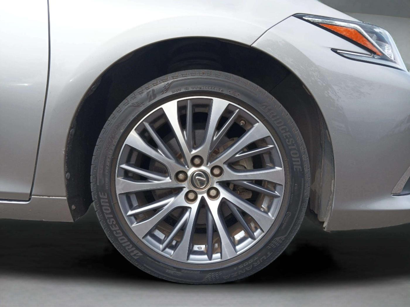 2020 Lexus ES 300h Exquisite, Hybrid, Automatic, 43,339 km, Right Front Wheel