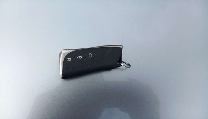 2020 Lexus ES 300h Exquisite, Hybrid, Automatic, 43,339 km, Key Close Up