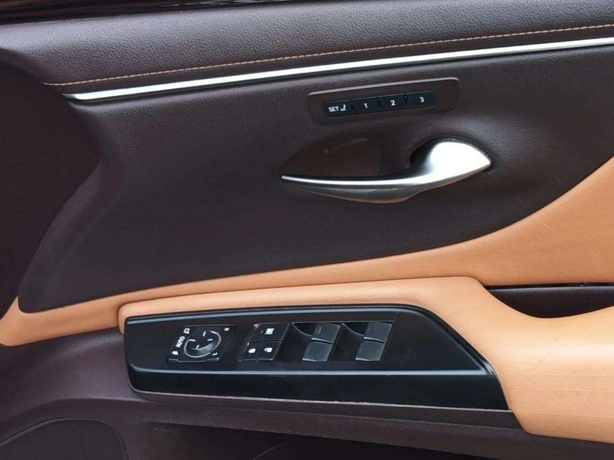 2020 Lexus ES 300h Exquisite, Hybrid, Automatic, 43,339 km, Driver Side Door Panels Control