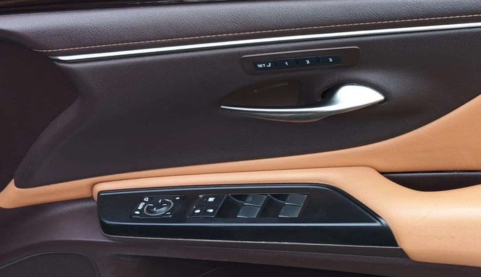 2020 Lexus ES 300h Exquisite, Hybrid, Automatic, 43,339 km, Driver Side Door Panels Control