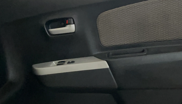 2014 Maruti Wagon R 1.0 LXI, Petrol, Manual, 56,374 km, Driver Side Door Panels Control