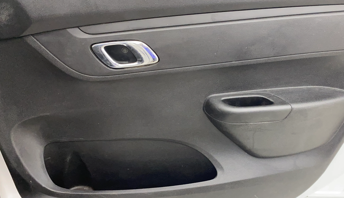 2018 Renault Kwid RXT 1.0 (O), CNG, Manual, 1,36,146 km, Driver Side Door Panels Control