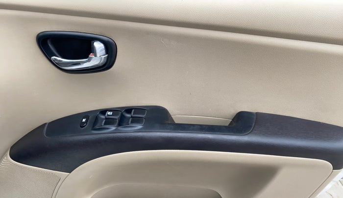 2015 Hyundai i10 SPORTZ 1.1, Petrol, Manual, 65,071 km, Driver Side Door Panels Control