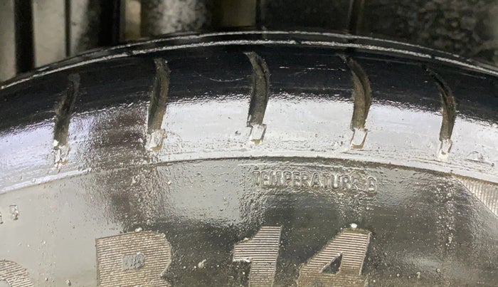 2013 Maruti Swift VXI, Petrol, Manual, 63,984 km, Right Rear Tyre Tread