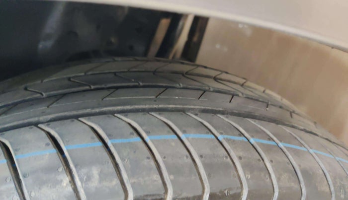 2021 Toyota Innova Crysta 2.4 ZX AT 7 STR, Diesel, Automatic, 55,802 km, Left Front Tyre Tread