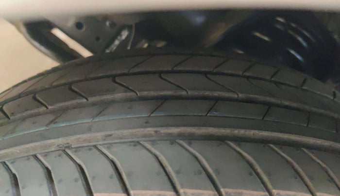 2021 Toyota Innova Crysta 2.4 ZX AT 7 STR, Diesel, Automatic, 55,802 km, Left Rear Tyre Tread