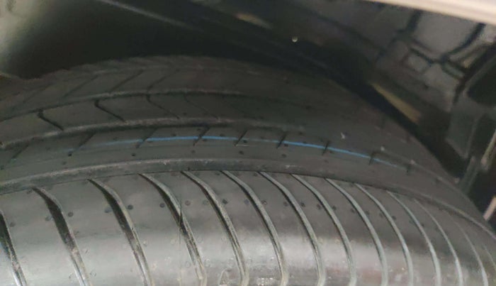 2021 Toyota Innova Crysta 2.4 ZX AT 7 STR, Diesel, Automatic, 55,802 km, Right Front Tyre Tread