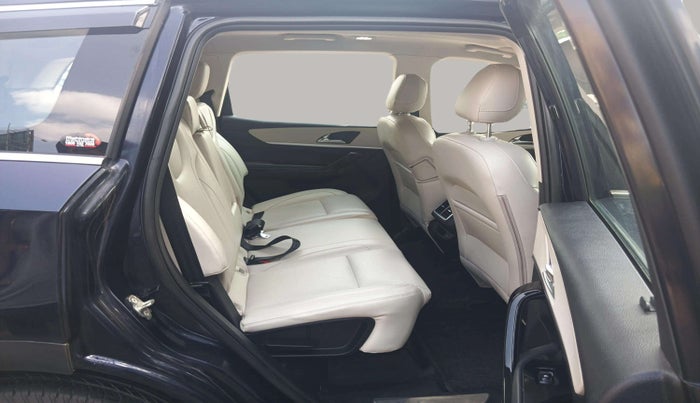 2022 Mahindra XUV700 AX 7 LUXURY P AT 7 STR, Petrol, Automatic, 32,829 km, Right Side Rear Door Cabin