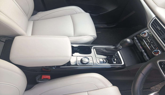 2022 Mahindra XUV700 AX 7 LUXURY P AT 7 STR, Petrol, Automatic, 32,829 km, Gear Lever